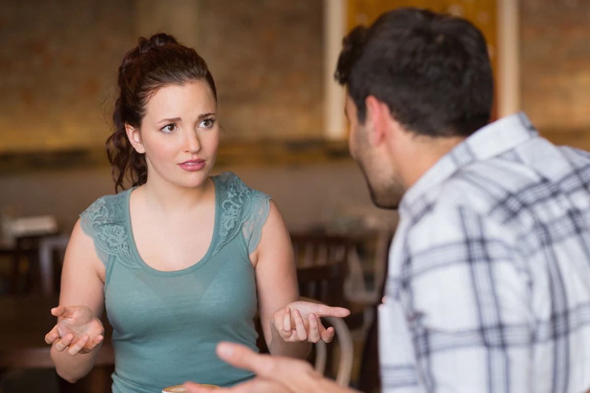 Dyskusja kobiety i mężczyzny na temat uzależnienia i jak nie pogłębiać konfliktu