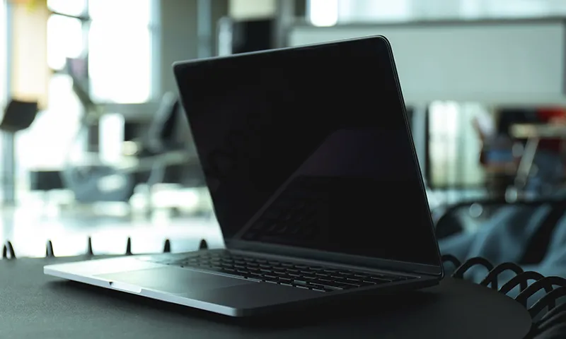 Kontakt - zdjęcie ilustracyjne z laptopem na biurku